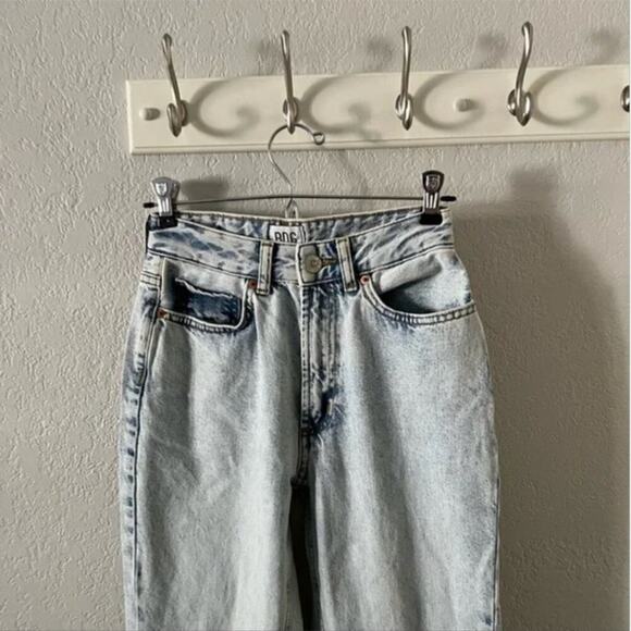 Urban Outfitters High Rise Mom Jeans in Light Bleach Wash - Picture 3 of 6